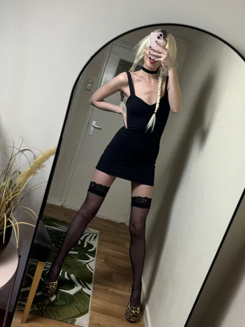 Thumbnail LanaPeaches__ Displays Hint of Pink on Legs