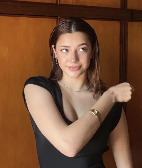 Thumbnail Julili Escano: Embracing Modeling Chic