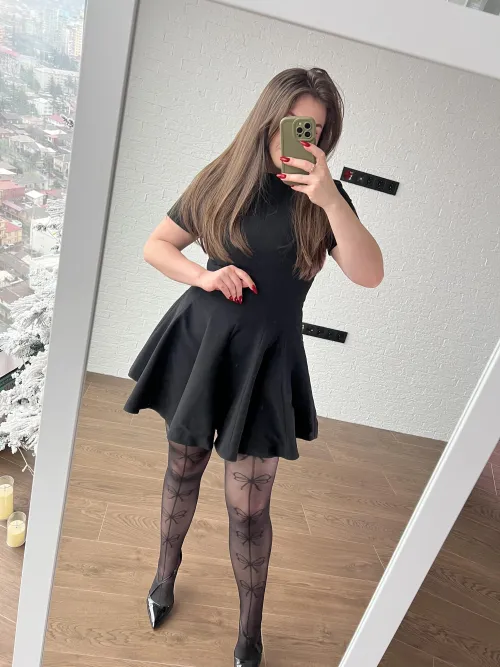 Thumbnail AlinaRoseModel's Captivating Pantyhose with Delicate Bows