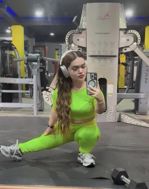 Thumbnail Perfecting the Pose: Fairyanx's MirrorSelfie Skills