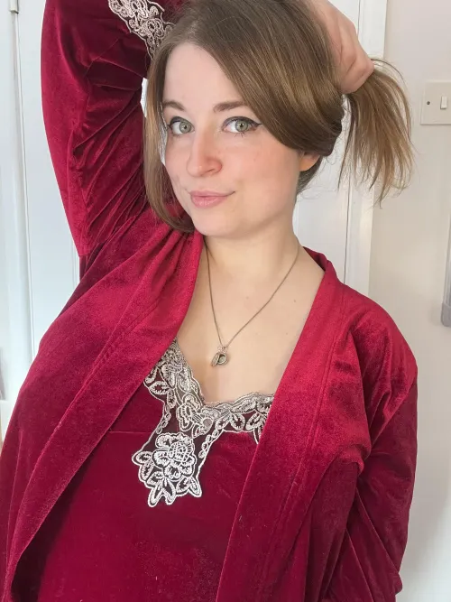 Thumbnail Stylish Red: Explore ymervegax's Vibrant Outfit