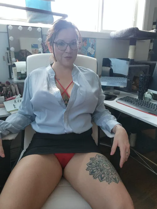 Thumbnail Can I Assist You? Insights from Infinite-Ad-7665 in the Secretary World