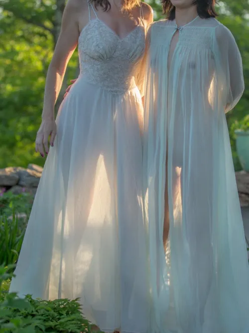 Thumbnail Slavetoherdemands Hosts a Chic Garden Party in WtSSTaDaMiT
