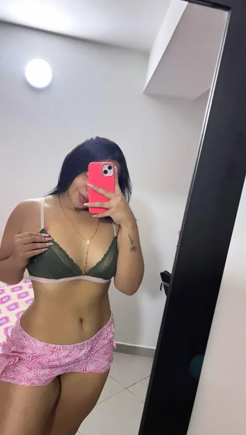 Thumbnail Celebrating Colombian Beauty: yourfavgoodgurl's Insights on Latina Bodies