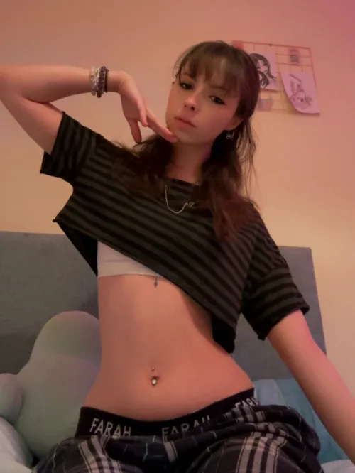 Thumbnail Past_Scale_6240's Confidence in Croptop Style - Embrace Your Shape