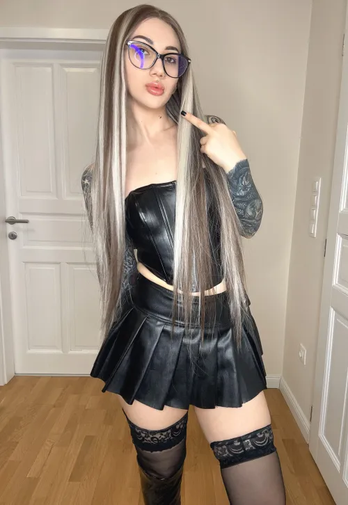 Thumbnail Worship Me by serve_goddessz | LadiesInLeather Category