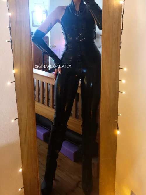 Thumbnail iitscaramelxo Feels Powerful in Latex in ShinyPorn