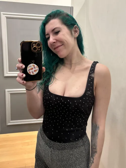 Thumbnail Sirenskiss3 Shines with Bejeweled Cleavage