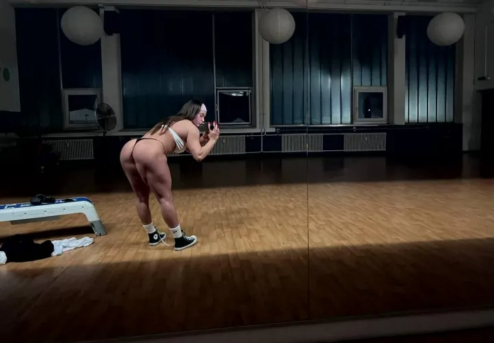 Thumbnail Bodybuilder Peach: A Thong Affair with Sweett_Cupcake
