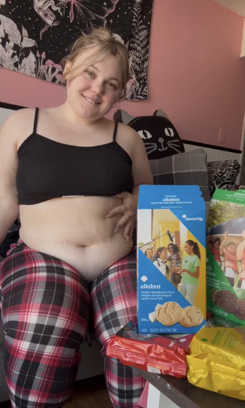 Thumbnail Lxves_ Indulges in Girl Scout Cookie Weakness
