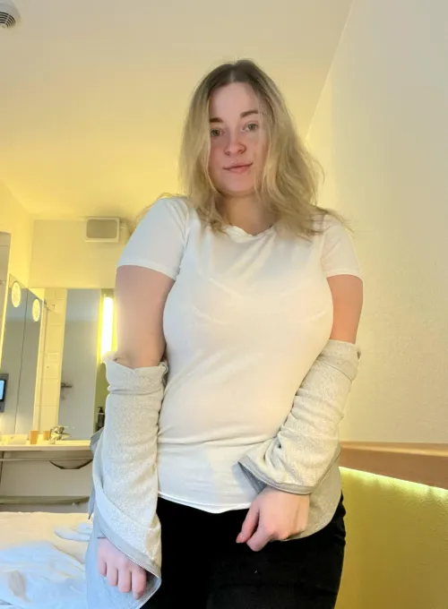 Thumbnail ymervegax Keeps it Plain and Simple in '2busty2hide'