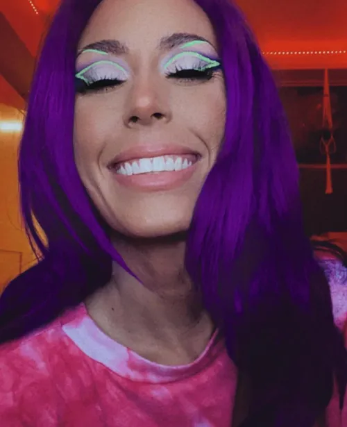 Thumbnail Neon Vibes: Irislondonn's Bright Hair and Makeup Journey | GirlswithNeonHair