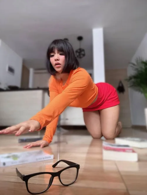 Thumbnail Velma Cosplay by Jade Miura | SkittlesCosmo