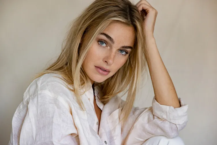 Thumbnail rom003 Features Elizabeth Turner's Allure | PrettyGirls Representation
