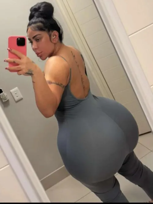 Thumbnail rillatoise Captures the Imposing BoltedOnBooty Appearance