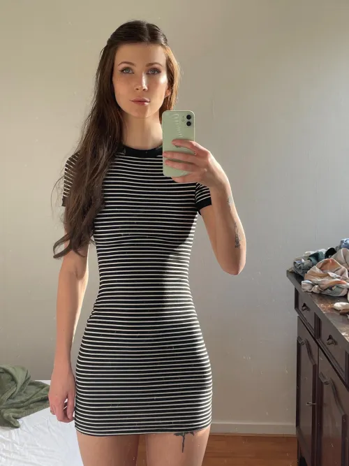 Thumbnail Mini yet Stylish: IvyNash's miniskirt Look