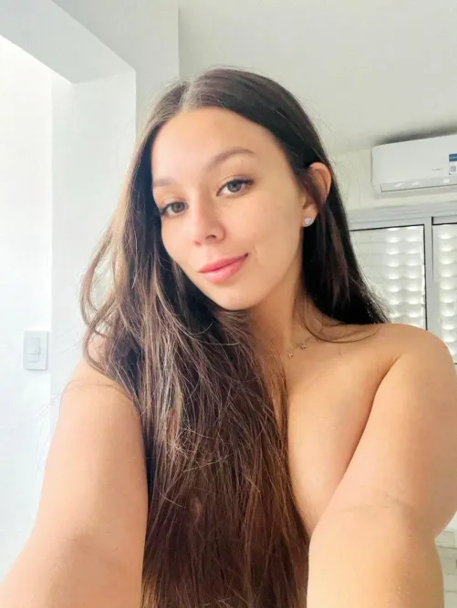 Thumbnail Specialist-Bit-3937: 18 and Posting Boobies via Handbra
