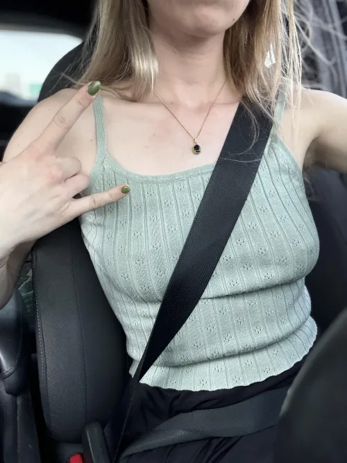Thumbnail nothinglikealice Finds it Funny that People Still Wear Bras in Braless Trend
