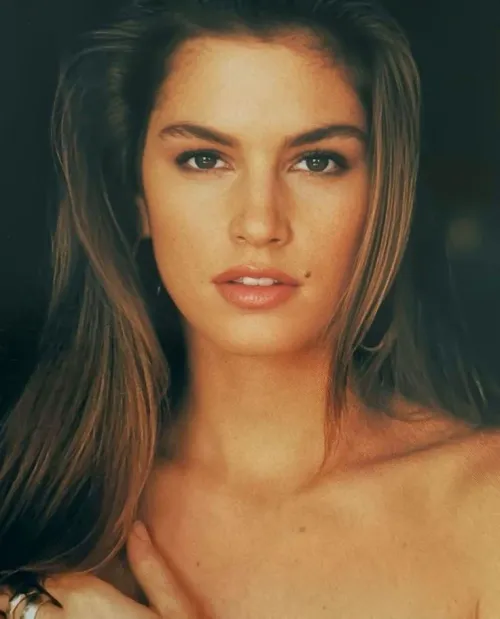 Thumbnail Cindy Crawford: Iconic Model and Fashion Influencer