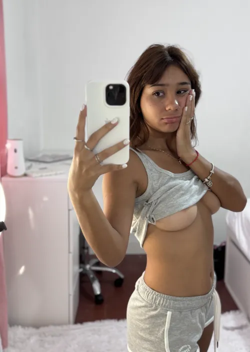 Thumbnail PuppyVenom Challenges Norms in MirrorSelfie World on Reddit