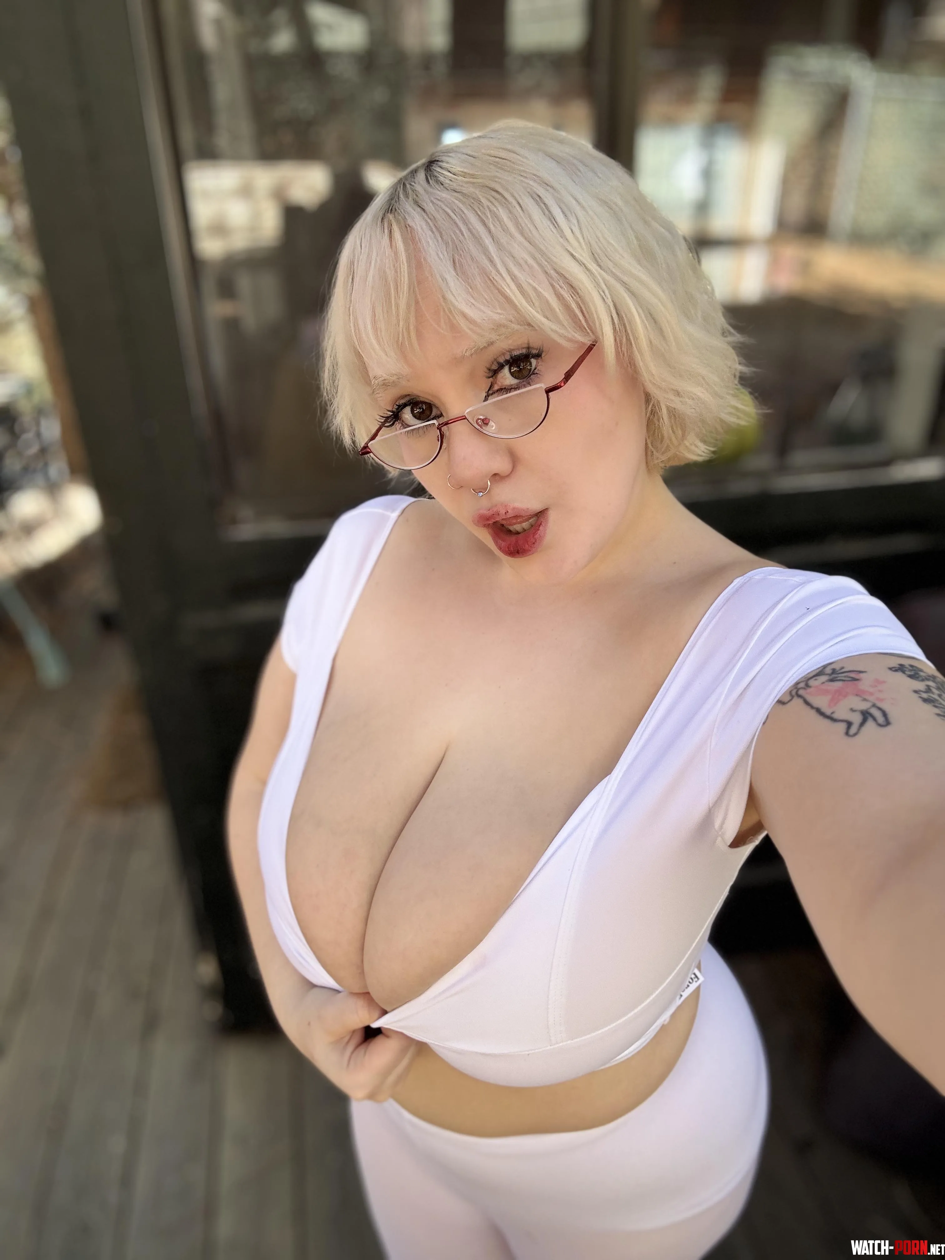 president of the HUGE titty comitteeeee by bunnygirlxox