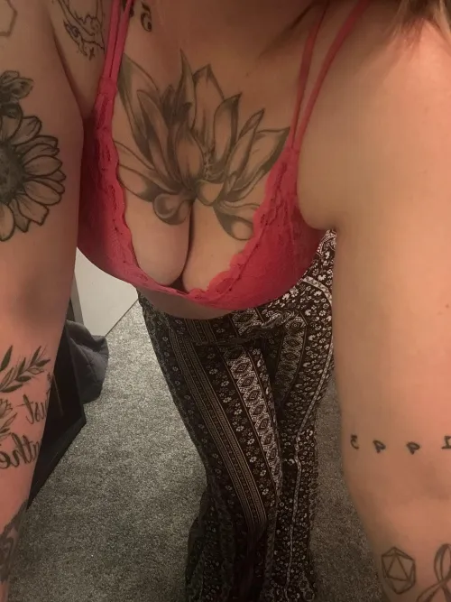 Thumbnail Hippy Vibes: ChloeJohnson555's Unique Cleavage Style