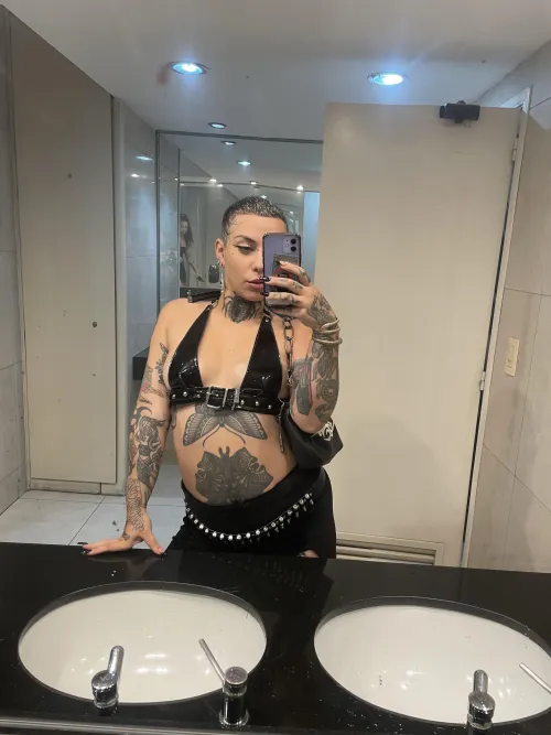 Thumbnail Tattooed Goddess Unleashed: Embrace blck-xcs | shorthairchicks