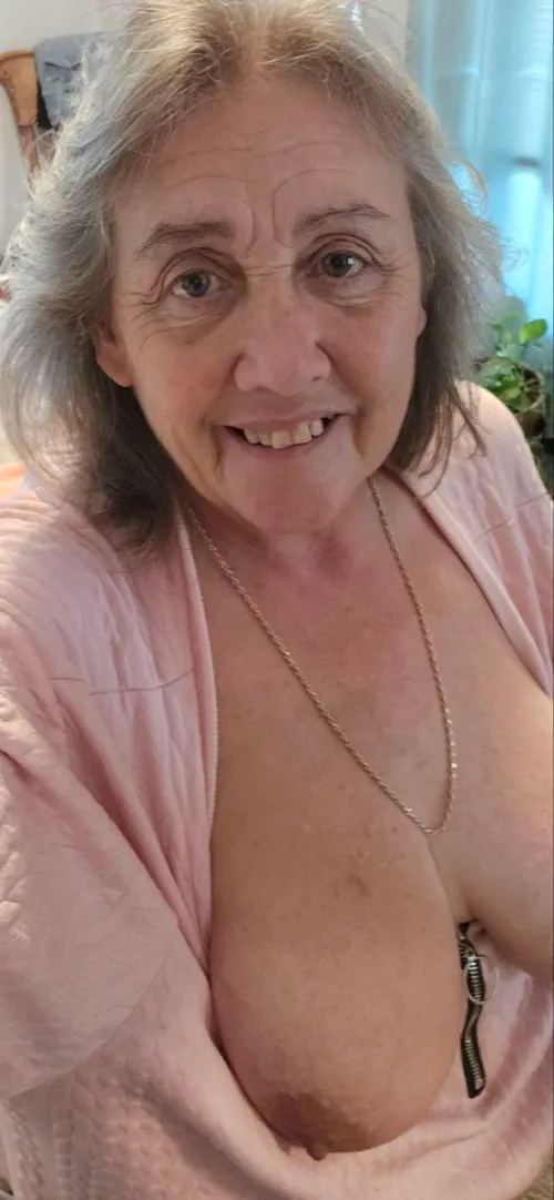Thumbnail Envy-Worthy Grandma Boobs: Constant-Text-8408 Spills the Tea