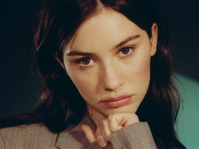 Thumbnail Gracie Abrams: Beauty Spotlight in PrettyGirls