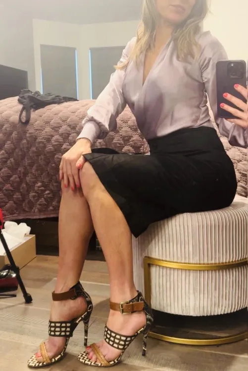 Thumbnail FitMilfSam Shows Off 'My Spring Mom Outfit F 46' in Pencilskirts Category