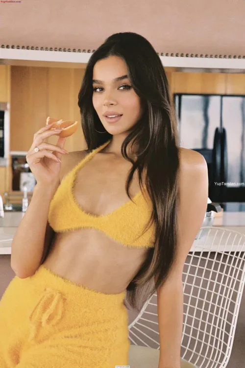 Thumbnail Positive-Article-654 Shines Light on Hailee Steinfeld - Celeb Profile | CelebsGW