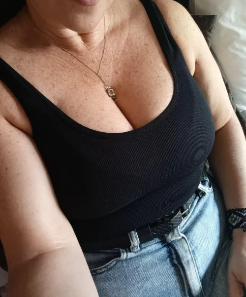Thumbnail Sarah_Diaz's Busty Latin Charms: Happy Saturday Cleavage Delights