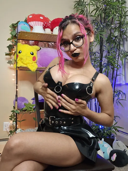 Thumbnail goddess_rarity1's Hot Outfit Mystery Uncovered in Fetish Realm