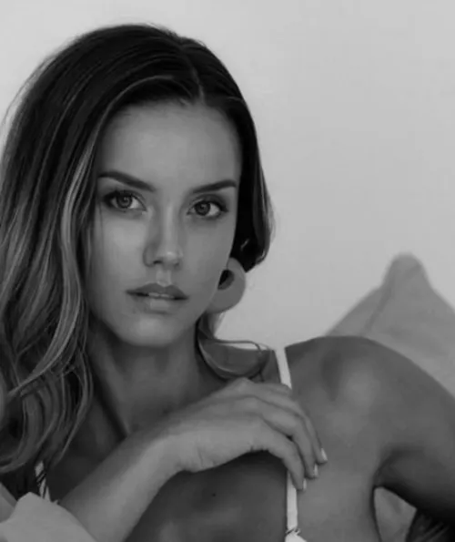 Thumbnail Exploring Nicola Cavanis' Field of PrettyGirls