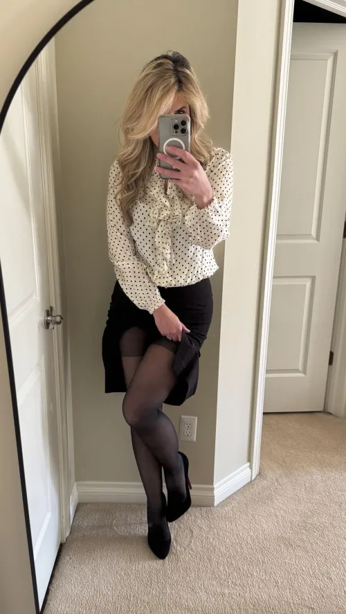 Thumbnail Legally_mel's Nylon-Wrapped Legs - Unveiling Pantyhose Elegance