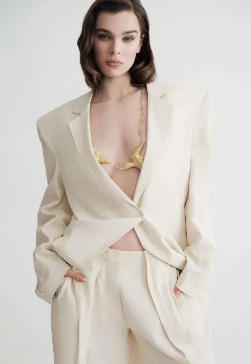 Thumbnail Hailee Steinfeld: A Profile by CelebsSaken