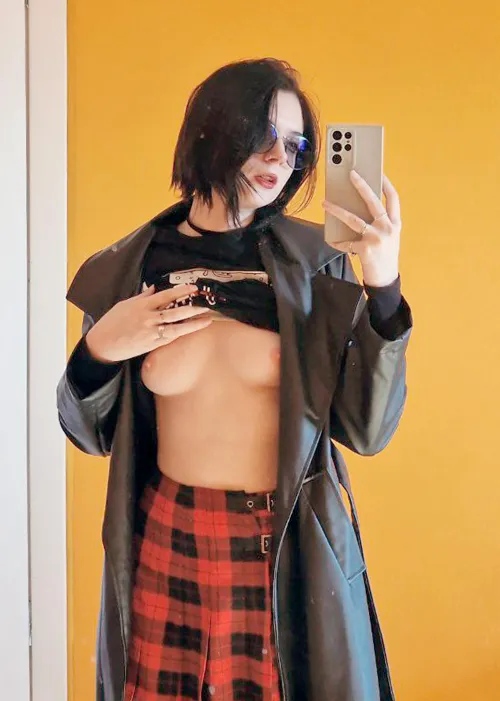 Thumbnail Embrace the Dark Elegance with Hope's Outfit | emogirls