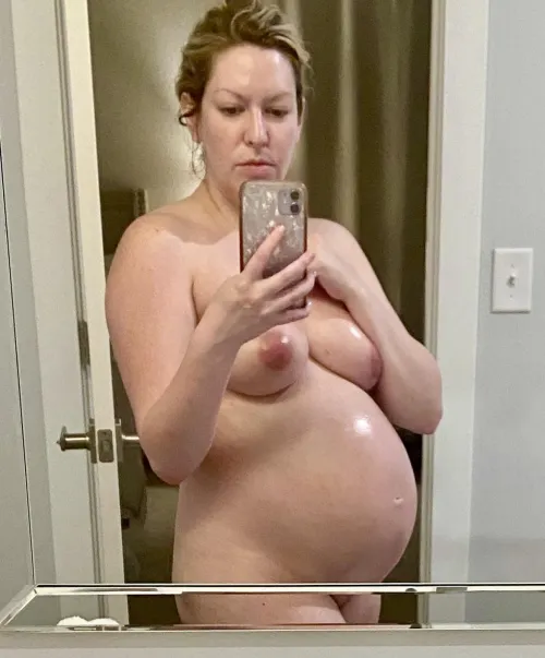Thumbnail Pregnancy Selfie Dilemma: Are They Acceptable? by bacontrain13