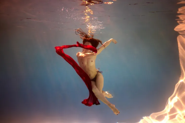 Thumbnail Graceful Underwater Beauty: Dive into JShootsThings' World | LaBeauteFeminine