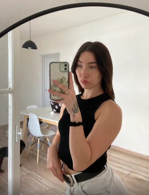 Thumbnail Irresistible Offer: 'Who Wanna Get Something for Free?' - MirrorSelfie