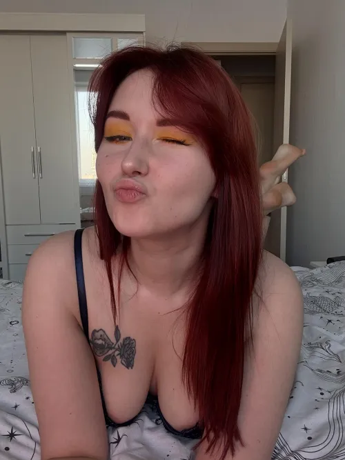 Thumbnail Dreaynieas’ Pouting Mastery: Catch My Kiss in Style