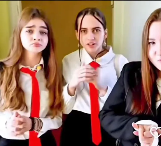 Thumbnail AppropriateEnd955 Reveals Clues: Can You Guess the Girl on the Left?