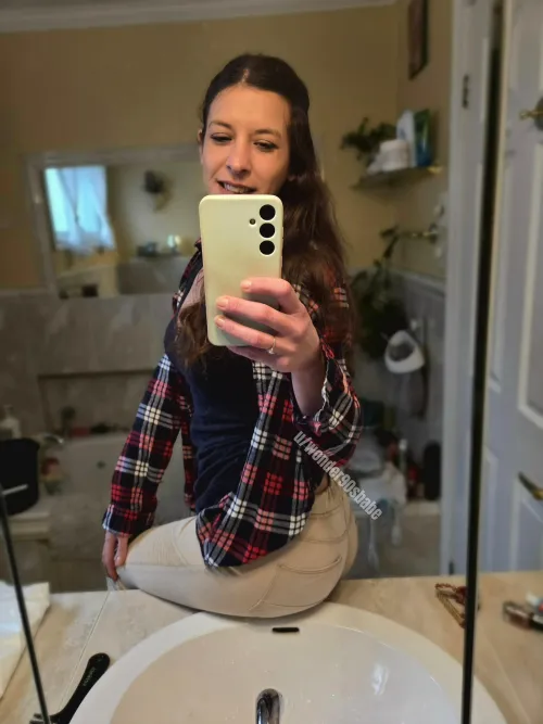 Thumbnail Follow Wonder90sbabe's Cute Selfie Journey