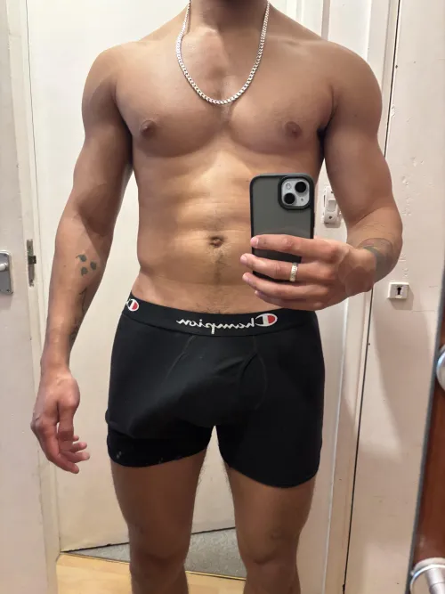 Thumbnail HeadshotHustlerr Bares All with '31 Straight 8 Inches Hard' - An In-Depth Look at Bulges