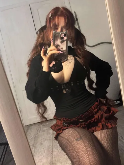 Thumbnail Seeking Companionship: In Search of a Boyfriend | electro_alice | MirrorSelfie