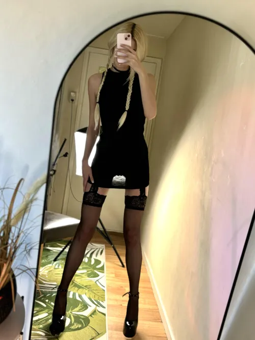 Thumbnail Embracing the Gap: LanaPeaches__'s MirrorSelfie Insight