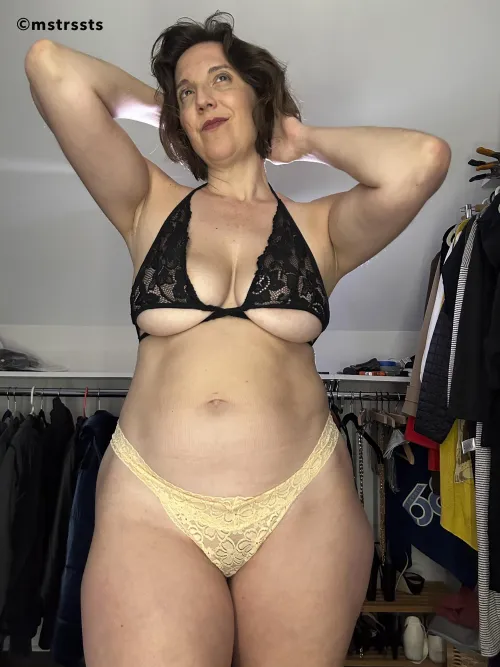 Thumbnail Unleashing Confidence: Letting it Hang Out with Underboob by mstrssts