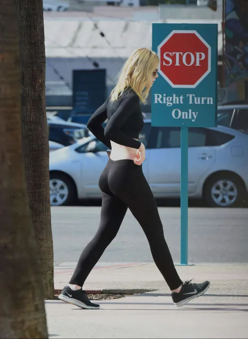 Thumbnail Elle Fanning's Enchanting Beauty - CelebrityButts Special
