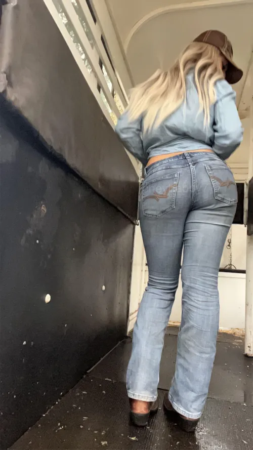 Thumbnail Rocking the Country Look: Jeans and Boots Fashion Guide