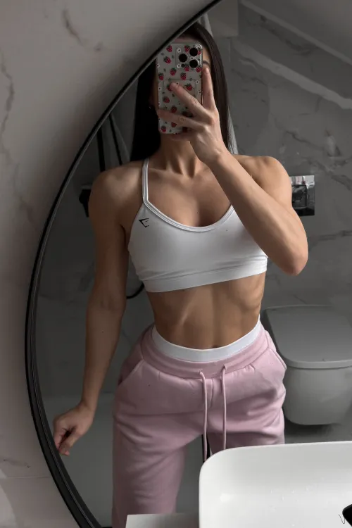 Thumbnail Embracing the Gym Life: Insights from fitxloverx in croptopgirls